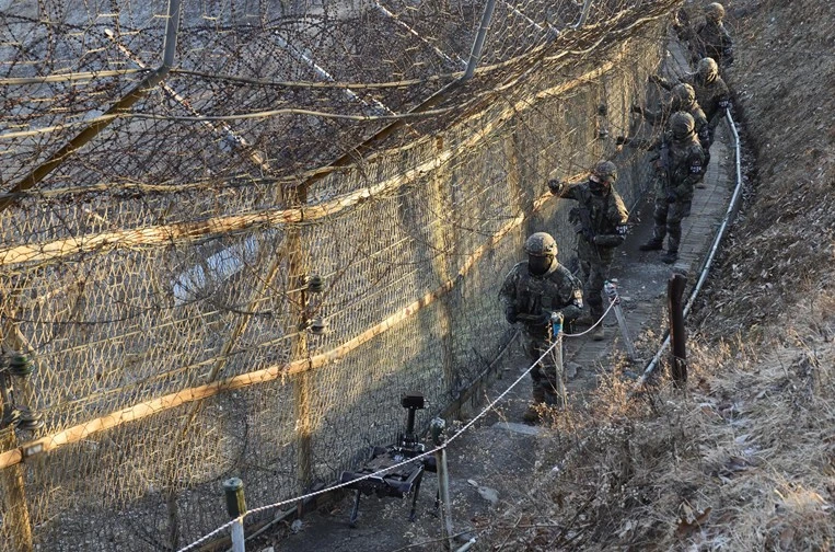 철책 경계근무 중인 대한민국 장병들 / 뉴스1