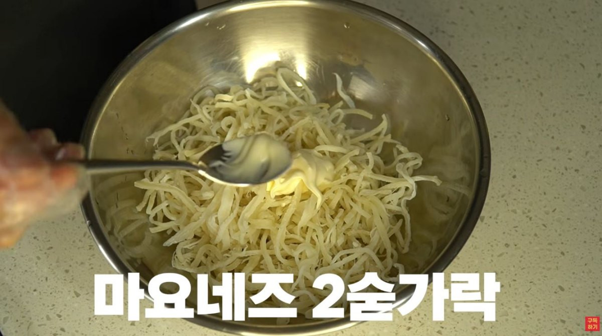 데친 진미채에 마요네즈 2숟가락을 넣는 모습. / 유튜브 '첫째아들'