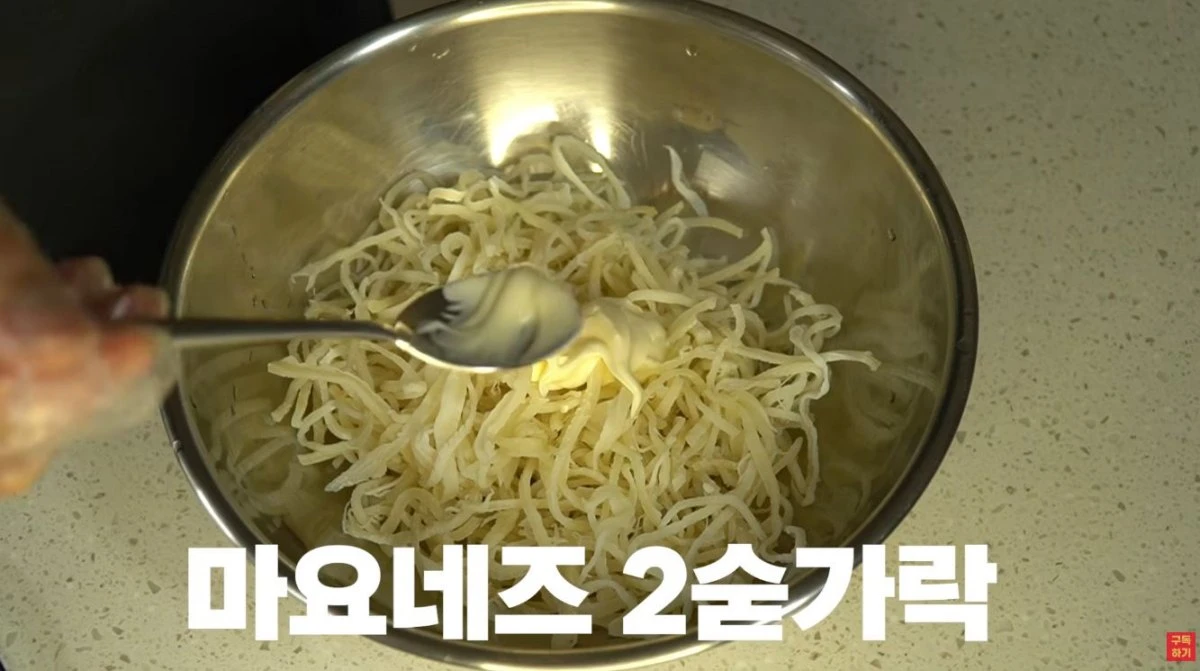 데친 진미채에 마요네즈 2숟가락을 넣는 모습. / 유튜브 '첫째아들'
