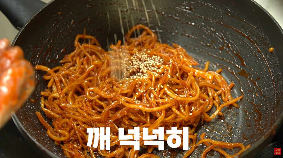 완성돼 가는 진미채 무침. / 유튜브 '첫째아들'