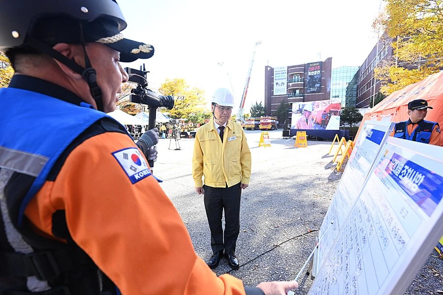 김원기 의정부시장이 10월 27일 ‘2026년 재난대응 안전한국훈련’ 현장에서 관계자로부터 훈련 상황을 보고 받고 있다