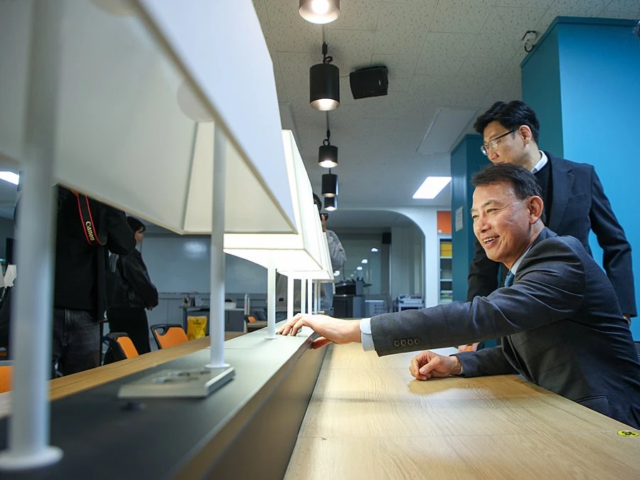 최현덕 시장이 호평고등학교를 방문해 학교 시설을 둘러보며 교육환경 개선 사항을 살펴보고 있다