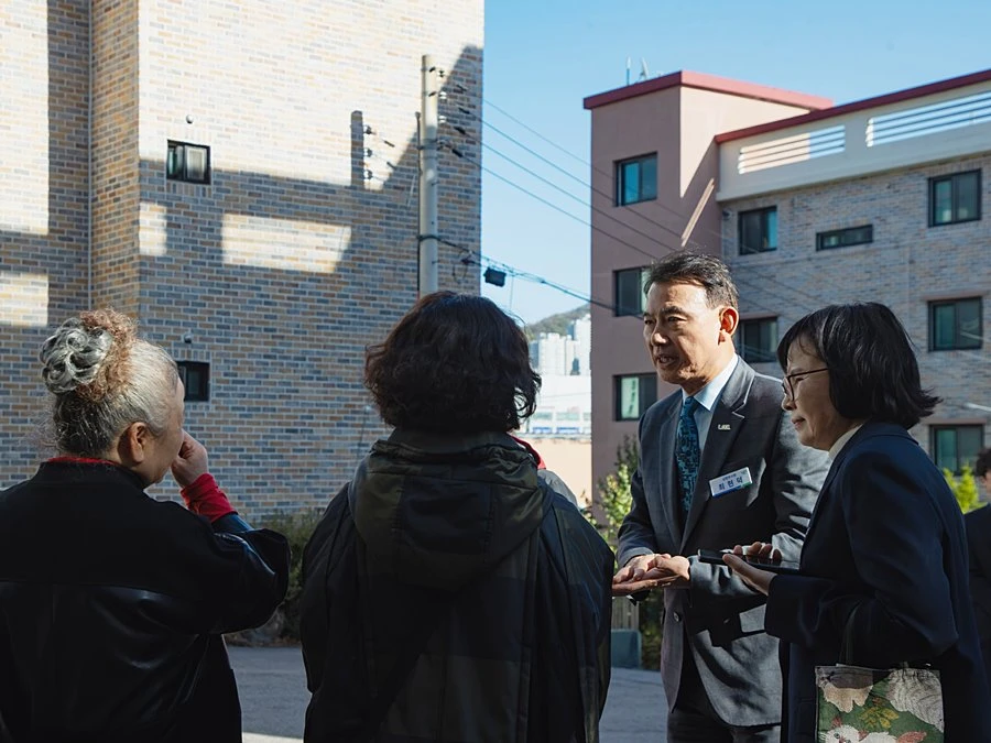 최현덕 시장이 호평동 삼우빌라 일원에서 ‘현장에서 만납시다’를 운영하며 주민들의 의견을 청취하고 있다