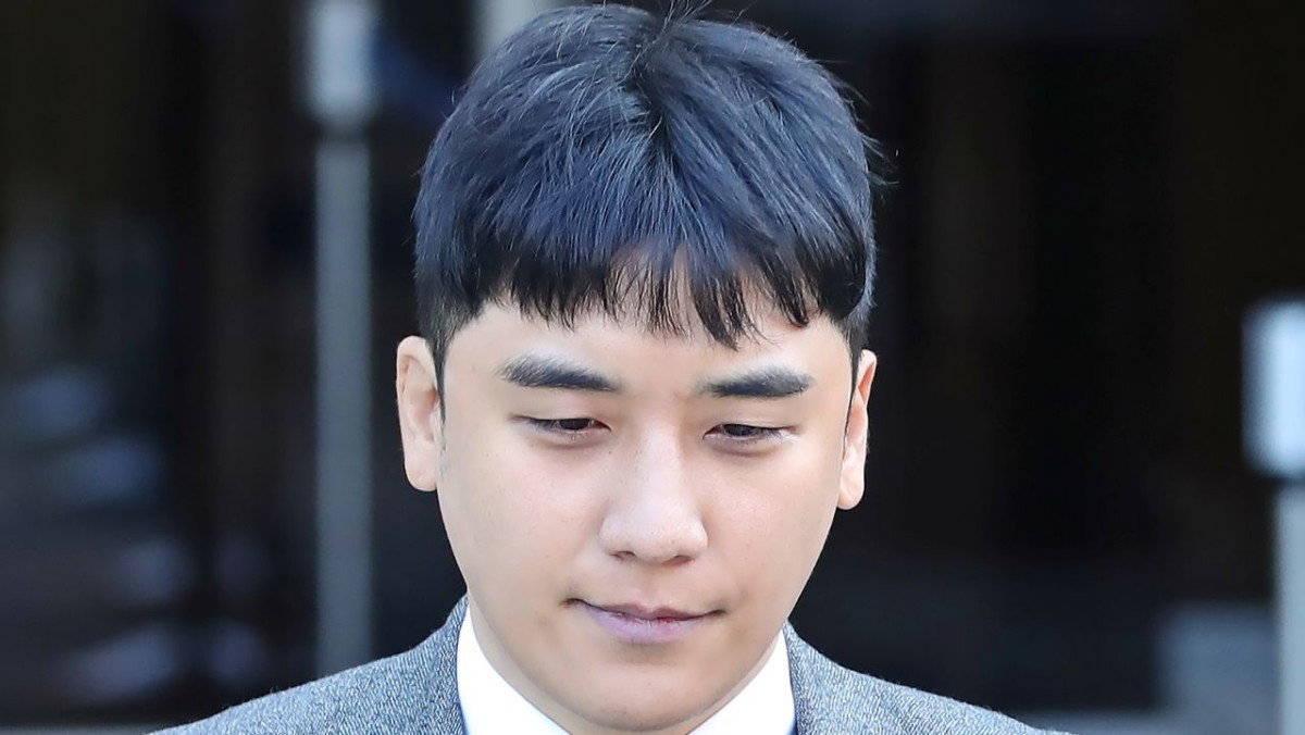 10억원대 해외 원정도박과 성매매 알선 혐의 등을 받는 그룹 빅뱅의 전 멤버 승리가 2020년 1월 13일 오후 구속 전 피의자 심문(영장실질심사)을 받은 뒤 서울 서초구 서울중앙지법을 나서고 있다. / 연합뉴스