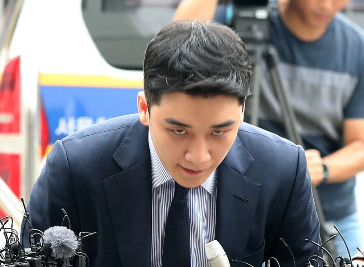 '원정 도박' 혐의를 받고 있는 그룹 빅뱅 전 멤버 승리가 2019년 8월 28일 오전 서울 중랑구 서울경찰청 지능범죄수사대(지수대)로 경찰 조사를 받기위해 출석하며 고개숙여 인사를 하고 있다. / 뉴스1
