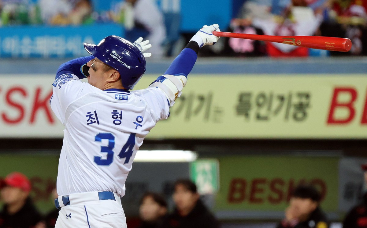 27일 오후 대구 삼성라이온즈파크에서 열린 프로야구 2026 신한 SOL KBO 포스트시즌 플레이오프 2차전 KIA 타이거즈와 삼성 라이온즈의 경기, 삼성 최형우가 7회말 1사 솔로홈런을 치고 있다.