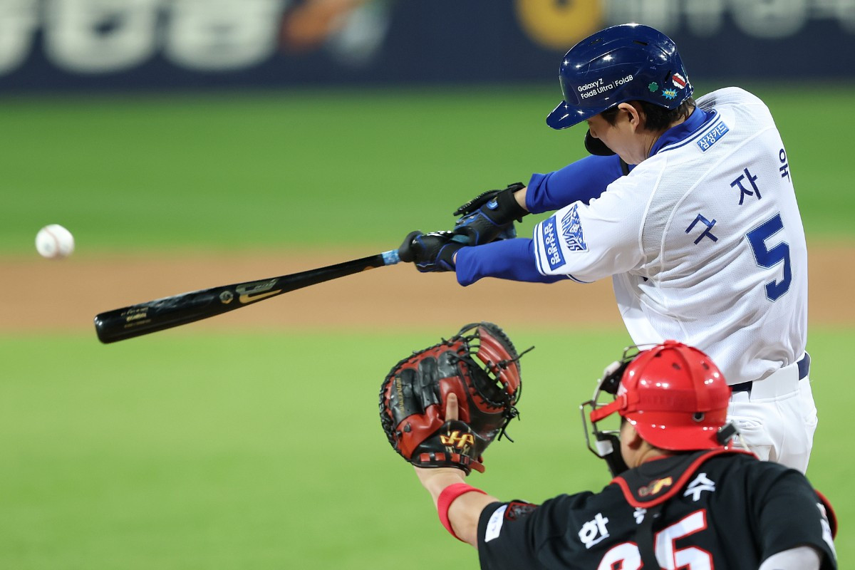 27일 오후 대구 삼성라이온즈파크에서 열린 프로야구 2026 신한 SOL KBO 포스트시즌 플레이오프 2차전 KIA 타이거즈와 삼성 라이온즈의 경기, 삼성 구자욱이 3회말 2사 2루 상황에서 역전 적시타를 치고 있다.