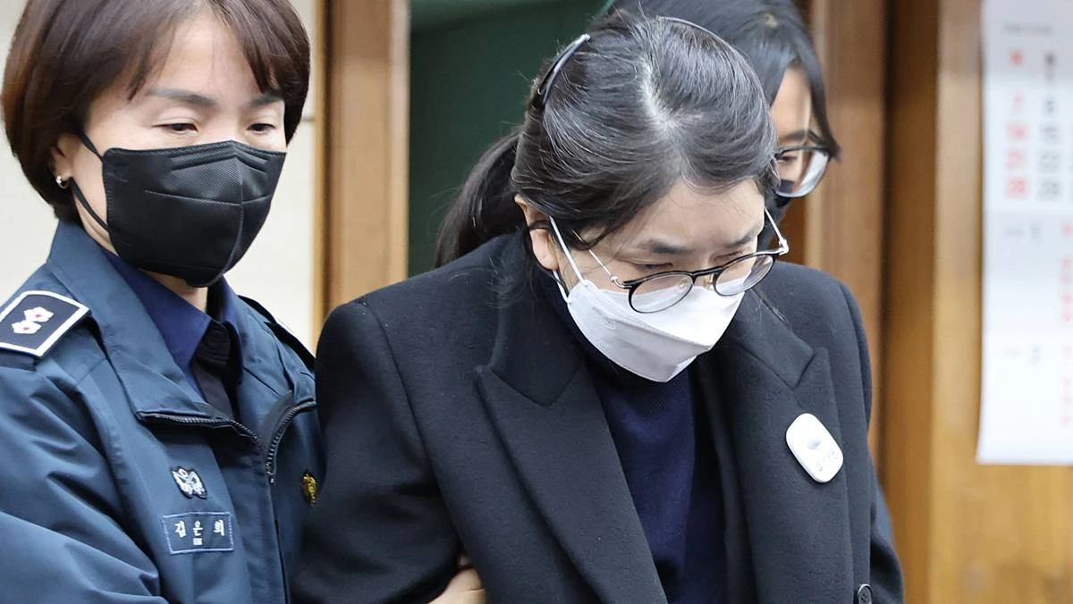 지난해 12월 3일 서울 서초구 서울중앙지방법원에서 주가조작과 통일교 청탁 등의 혐의를 받는 김건희 씨의 결심공판 진행된 가운데 김건희 씨가 법정으로 들어오고 있다 / 뉴스1