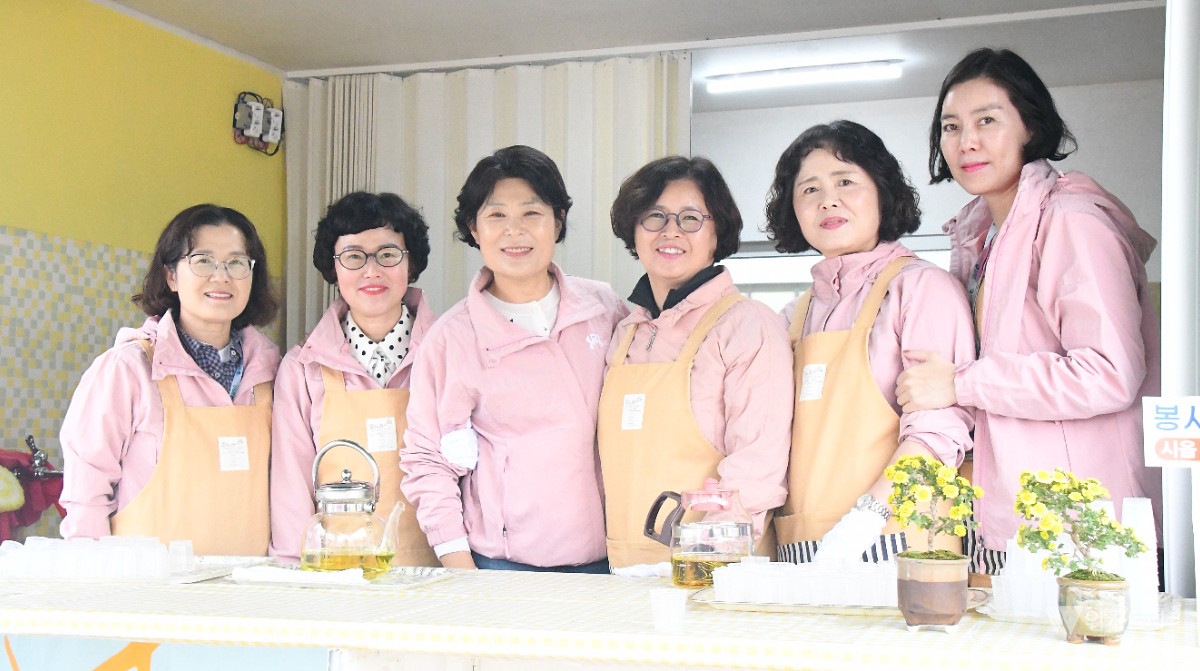 하루 1만 잔의 온기 릴레이… 함평 국화밭 홀린 '은난회'의 매혹적 찻잔