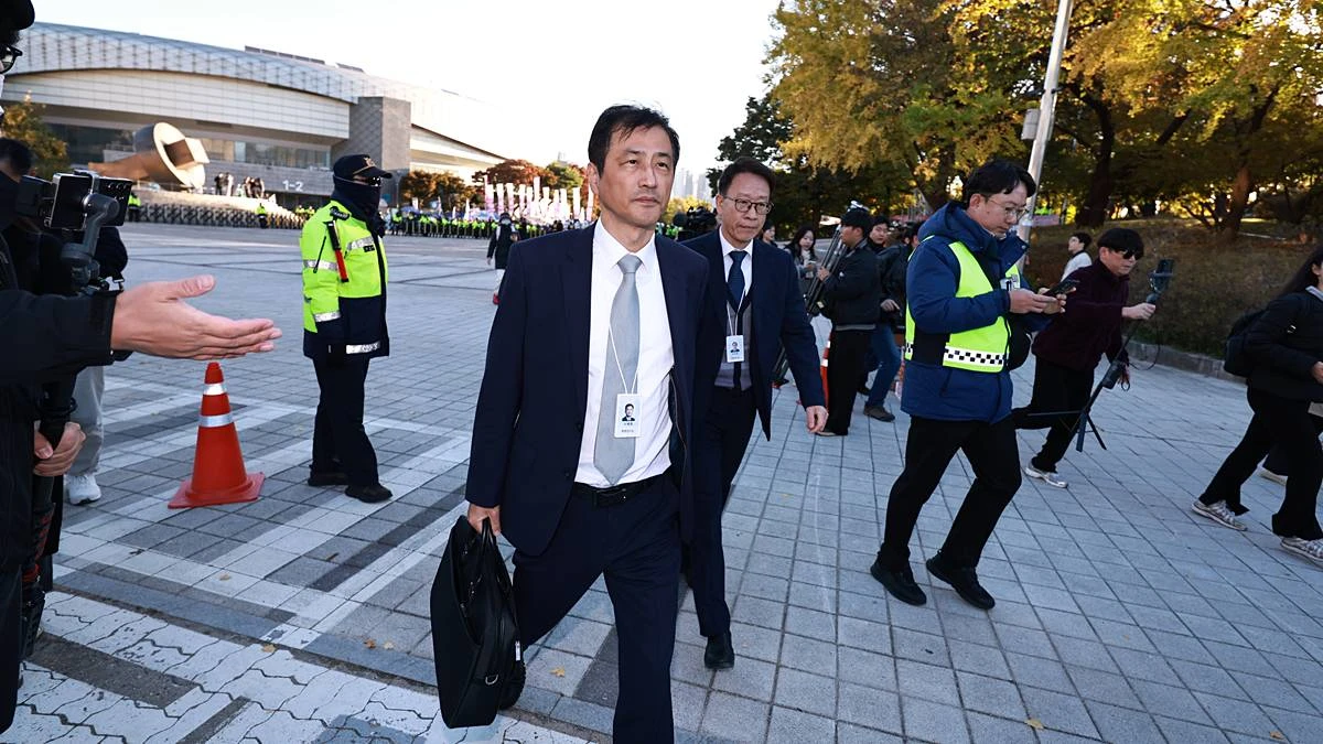 '6·3 지방선거 투표용지 부족 사태' 등 중앙선거관리위원회 관련 의혹을 수사하는 이태한 특별검사가 28일 오전 서울 송파구 올림픽공원 핸드볼 경기장에서 현장검증을 하기 위해 이동하고 있다 / 뉴스1