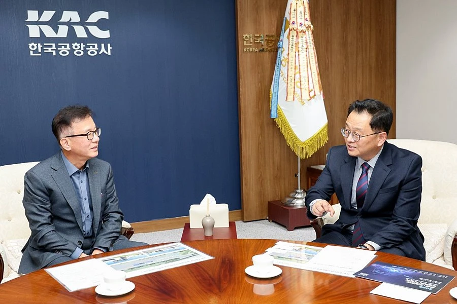 민경선 고양특례시장(오른쪽)이 김원준 한국공항공사 사장(왼쪽)과 환담을 나누고 있다