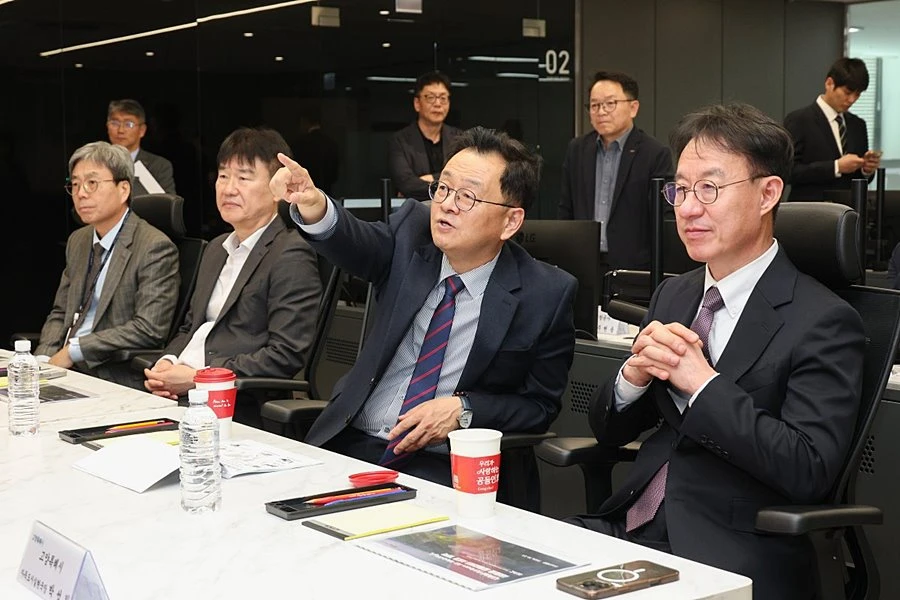 민경선 고양특례시장(오른쪽 두 번째)이 미래항공교통센터를 방문해 센터 소개를 듣고 있다