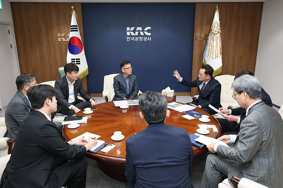 참석자들이 함께 환담을 나누고 있다