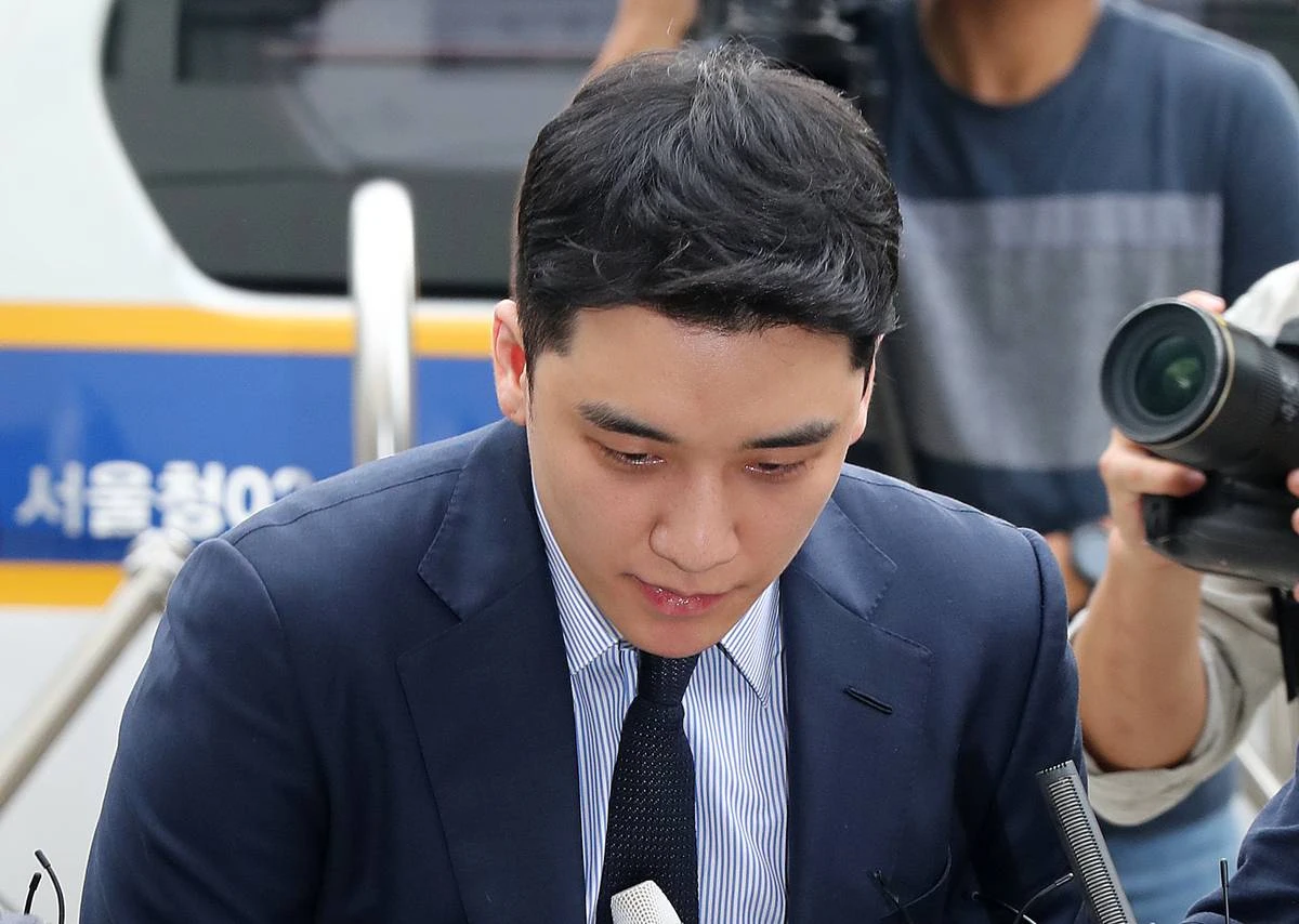 '원정 도박' 혐의를 받고 있는 그룹 빅뱅 전 멤버 승리가 2019년 8월 28일 오전 서울 중랑구 서울경찰청 지능범죄수사대(지수대)로 경찰 조사를 받기위해 출석하고 있다 / 뉴스1