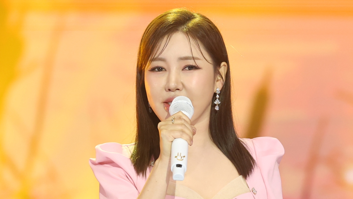 “철장에 묶어불기 전에 가만히”..송가인이 공연 중 이런 말까지 한 이유