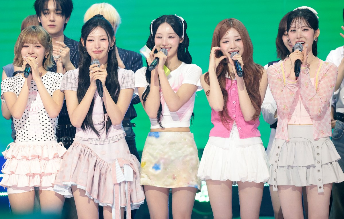 리센느 메이(왼쪽부터)와 미나미, 원이, 제나, 리브가 14일 오후 서울 마포구 상암 SBS프리즘타워에서 열린 SBS Life 음악 방송 '더 쇼(THE SHOW)' 생방송에서 1위를 차지한 뒤 기뻐하고 있다. / 뉴스1