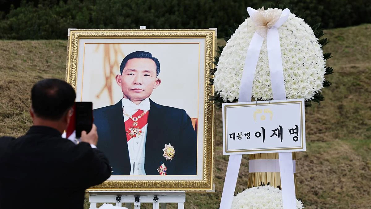 지난 26일 서울 동작구 국립서울현충원에서 열린 박정희 전 대통령 서거 47주기 추모식에 박 전 대통령의 영정사진과 이재명 대통령의 추모 화환이 나란히 놓여 있다 / 뉴스1