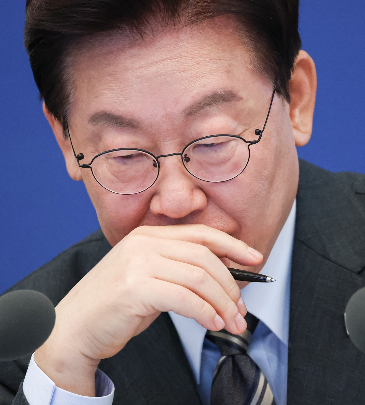 이재명 대통령이 지난 27일 청와대에서 열린 국무회의에서 참석자들의 발언을 듣고 있다. / 청와대통신사진기자단-뉴스1