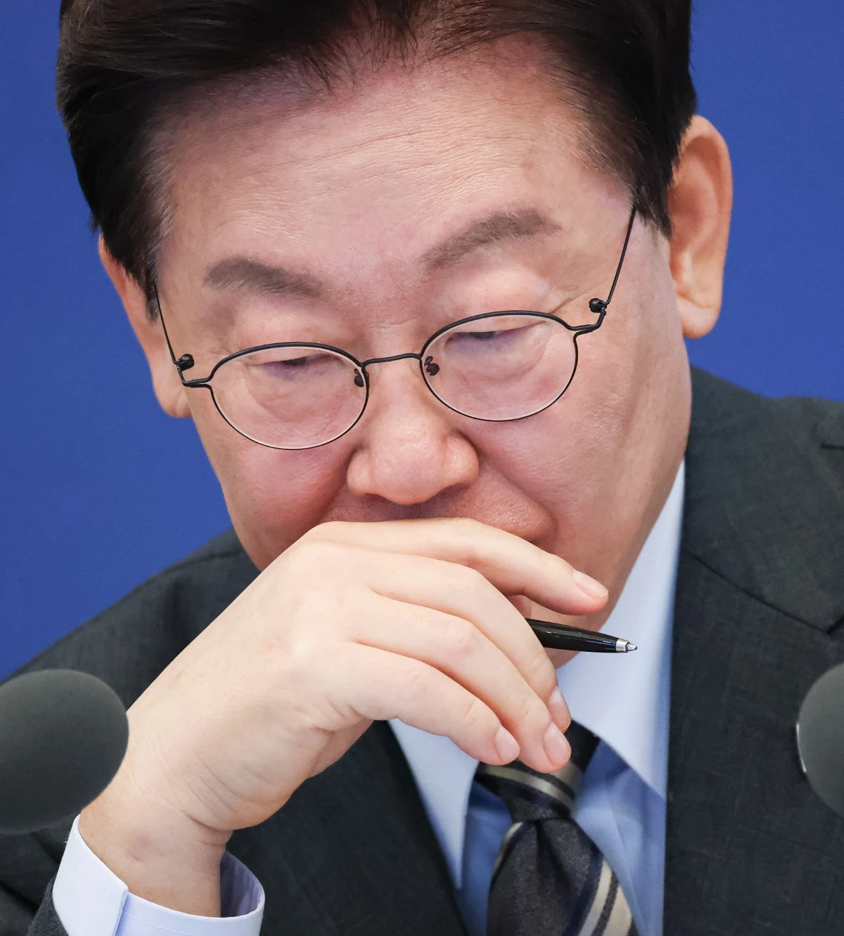 이재명 대통령이 지난 27일 청와대에서 열린 국무회의에서 참석자들의 발언을 듣고 있다. / 청와대통신사진기자단-뉴스1