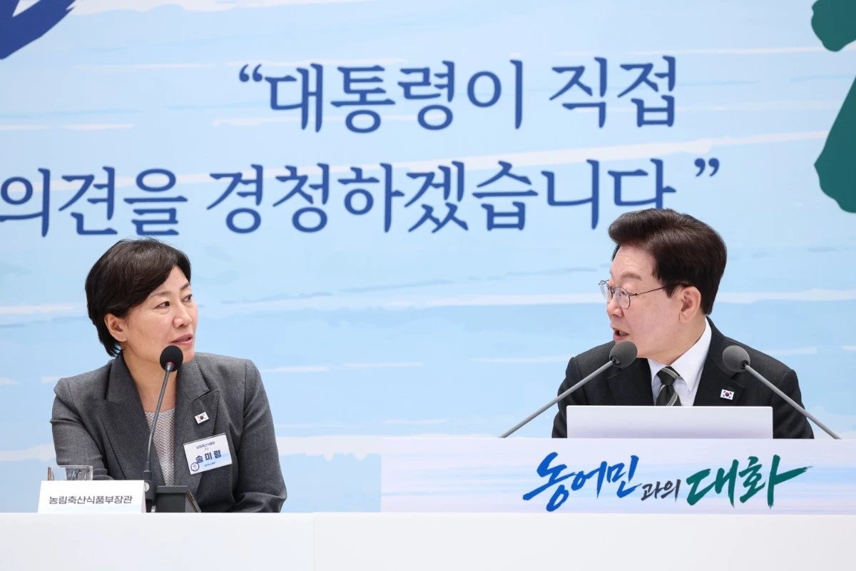 이재명 대통령과 송미령 농림축산식품부 장관이 지난 26일 청와대 영빈관에서 열린 농어촌 간담회에서 대화하고 있다. / 뉴스1