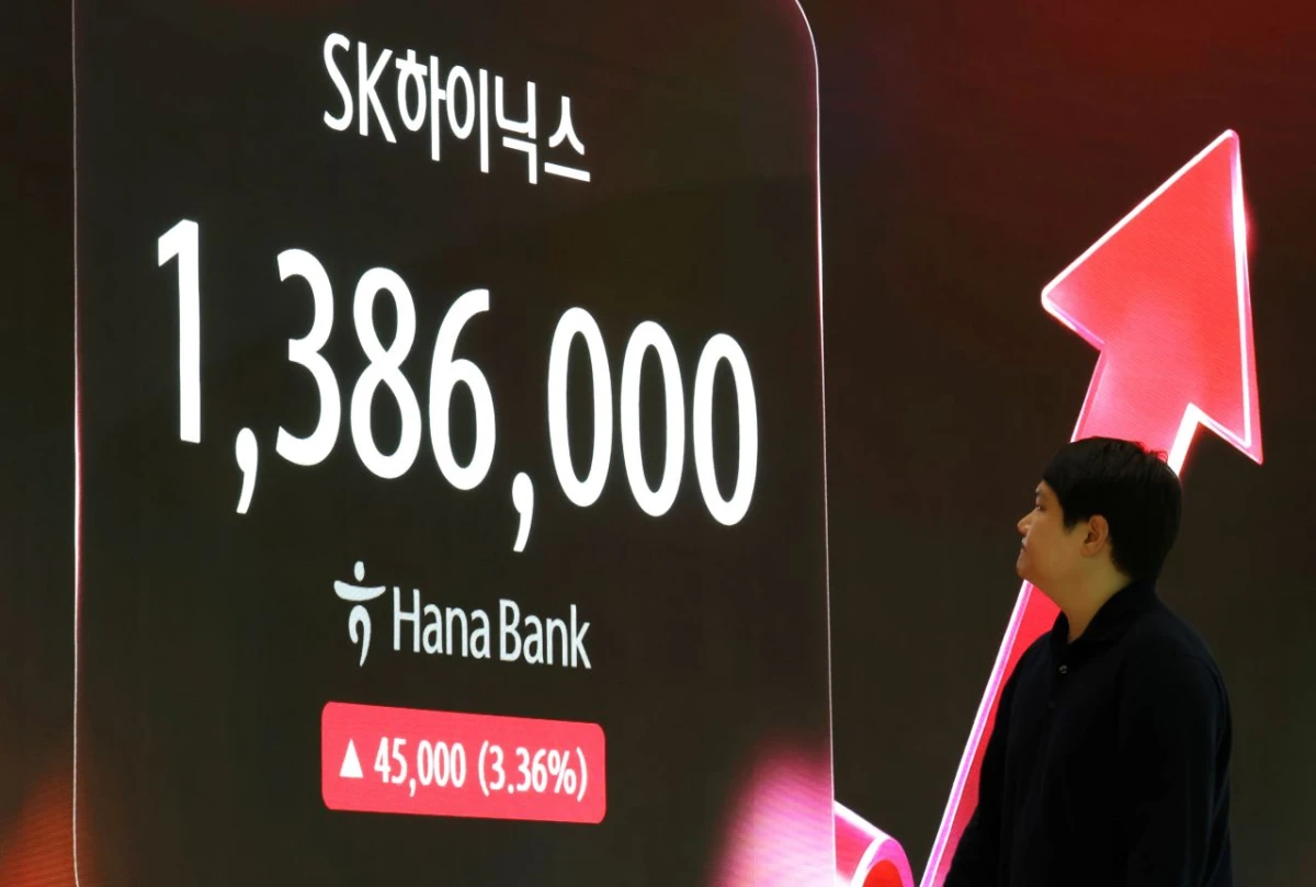 28일 오전 서울 중구 하나은행 본점 딜링룸에 3분기 실적을 발표한 SK하이닉스 주가가 표시돼 있다. SK하이닉스는 이날 연결 기준 올해 3분기 매출 104조6155억원, 영업이익 83조3338억원을 기록했다고 공시했다. / 뉴스1