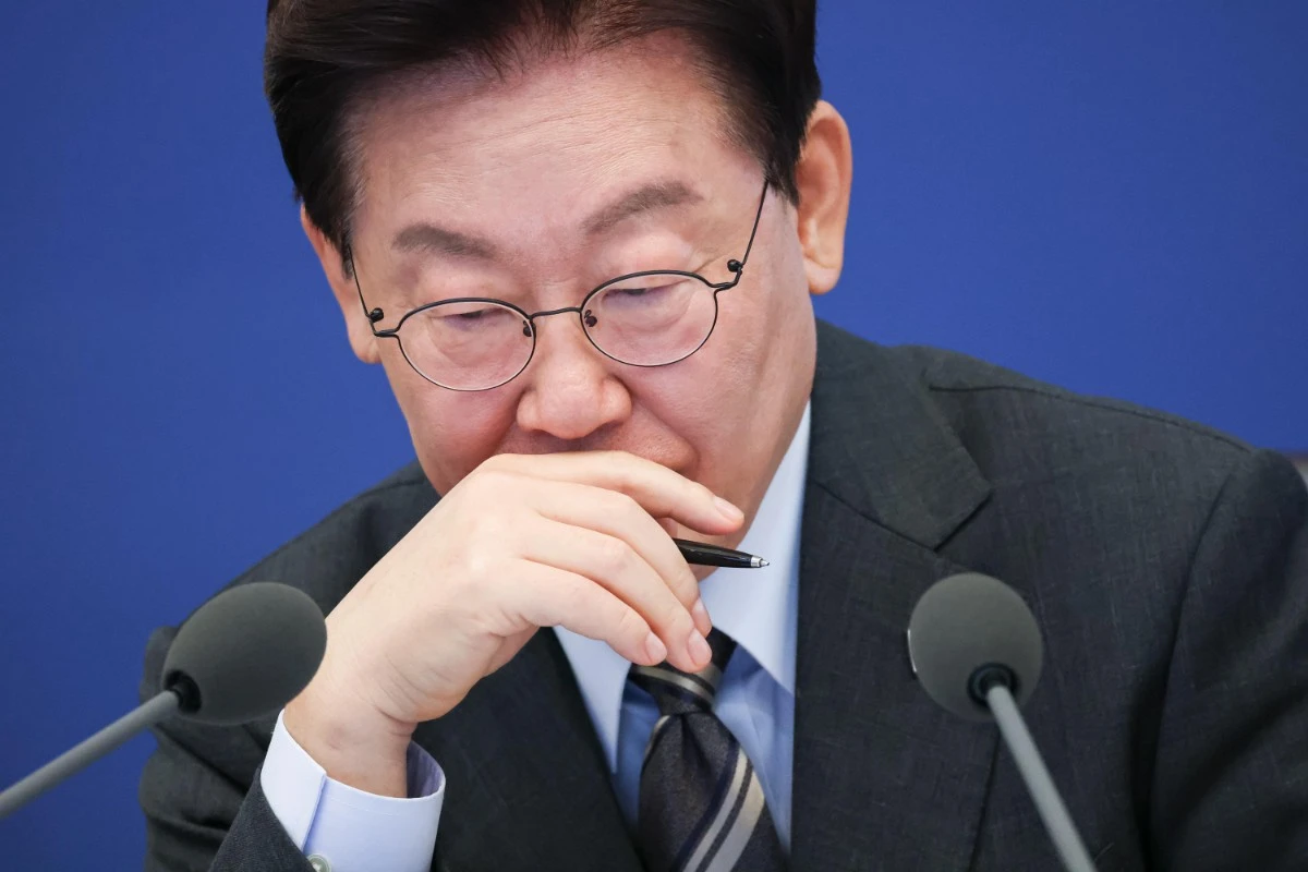 이재명 대통령이 27일 청와대에서 열린 국무회의에서 참석자들의 발언을 듣고 있다. / 뉴스1 (청와대통신사진기자단)