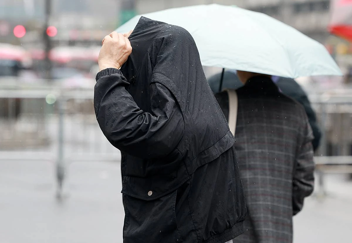 우산 대신 자켓으로 / 뉴스1