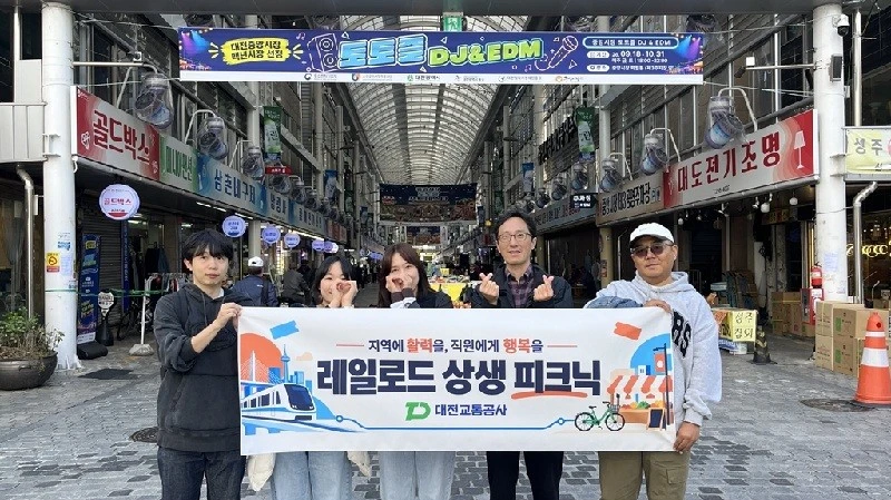 대전교통공사는 오는 12월까지 2개월간 지역경제 활성화와 소속직원의 일ㆍ가정 양립을 지원하기 위해 역세권과 원도심 투어를 지원하는 ‘레일로드 상생 피크닉’을 운영한다.(사진은 대전중앙시장에서 ‘레일로드 상생 피크닉’ 행사를 진행하는 도시철도 직원)/사진=대전교통공사
