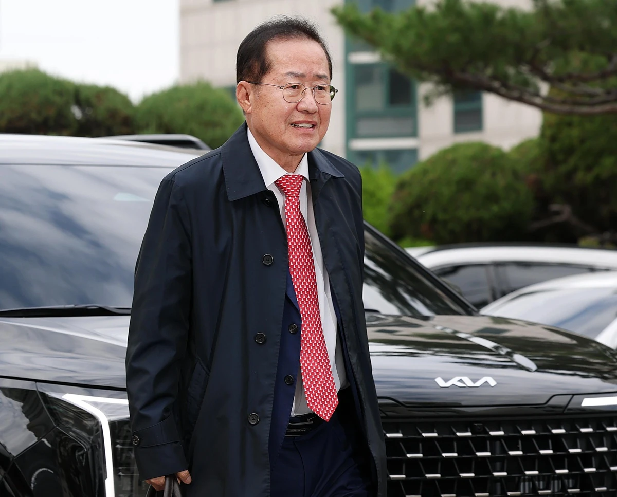 홍준표 전 대구시장이 27일 오전 정치자금법 위반 혐의로 구속 전 피의자 심문(영장실질심사)을 받는 측근을 변호하기 위해 변호인 신분으로 대구지방법원에 도착해 법정으로 향하고 있다. / 뉴스1