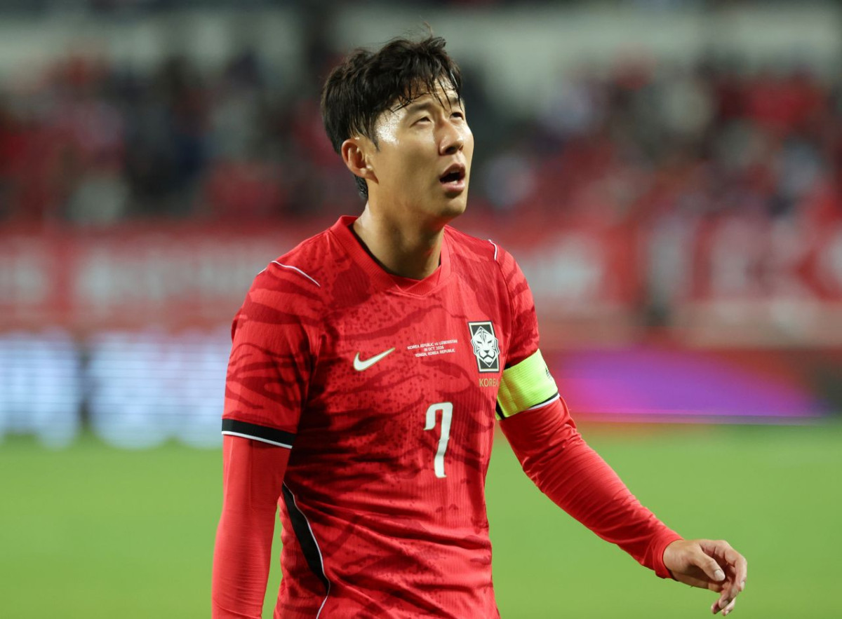 지난 6일 오후 경기도 용인시 미르스타디움에서 열린 하나은행 초청 축구국가대표팀 친선경기 한국과 우즈베키스탄의 경기에서 손흥민이 코너킥을 준비하며 전광판으로 상황을 보고 있다. / 뉴스1