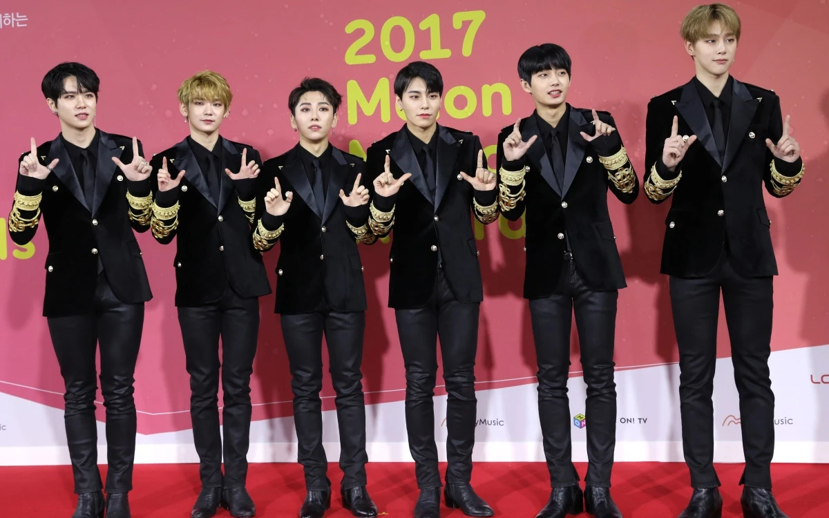 JBJ 김동한(왼쪽부터), 켄타, 노태현, 김상균, 김용국, 권현빈이 2017년 서울 구로구 고척스카이돔에서 열린 '2017 멜론 뮤직 어워드' 레드카펫 행사에 참석해 포즈를 취하고 있다. / 뉴스1