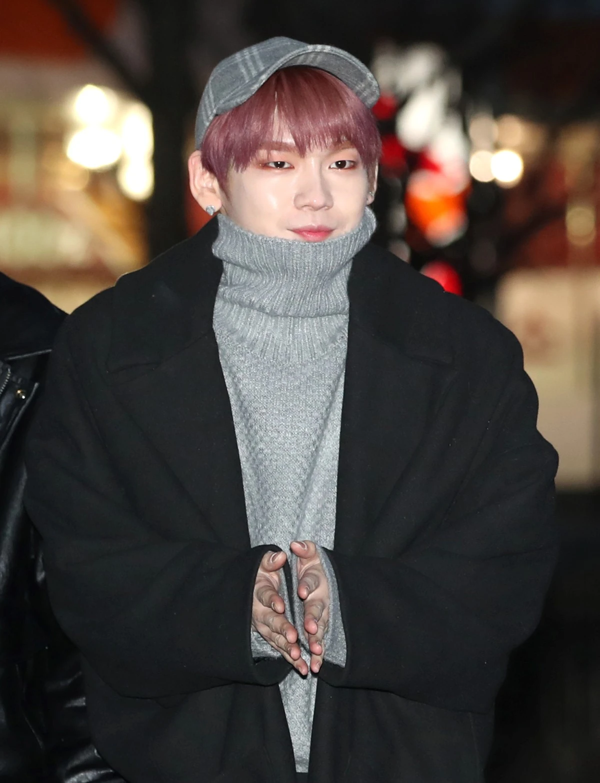 JBJ 켄타가 2018년 서울 여의도 KBS 신관 공개홀에서 열린 KBS 2TV '뮤직뱅크'(뮤뱅) 리허설에 참석하기 위해 방송국으로 들어서며 포즈를 취하고 있다. / 뉴스1