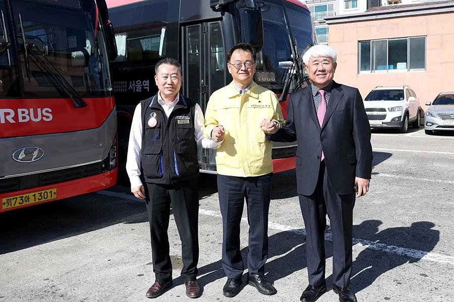 민경선 고양특례시장(가운데)과 ㈜명성 노사 관계자