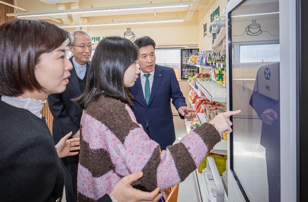 함영주 하나금융그룹 회장(사진 맨 오른쪽)이 밀알학교 '디지털 진로탐색 교실'에서 발달장애 학생의 키오스크 활용 직업체험을 참관하고 있다. / 하나금융그룹 제공
