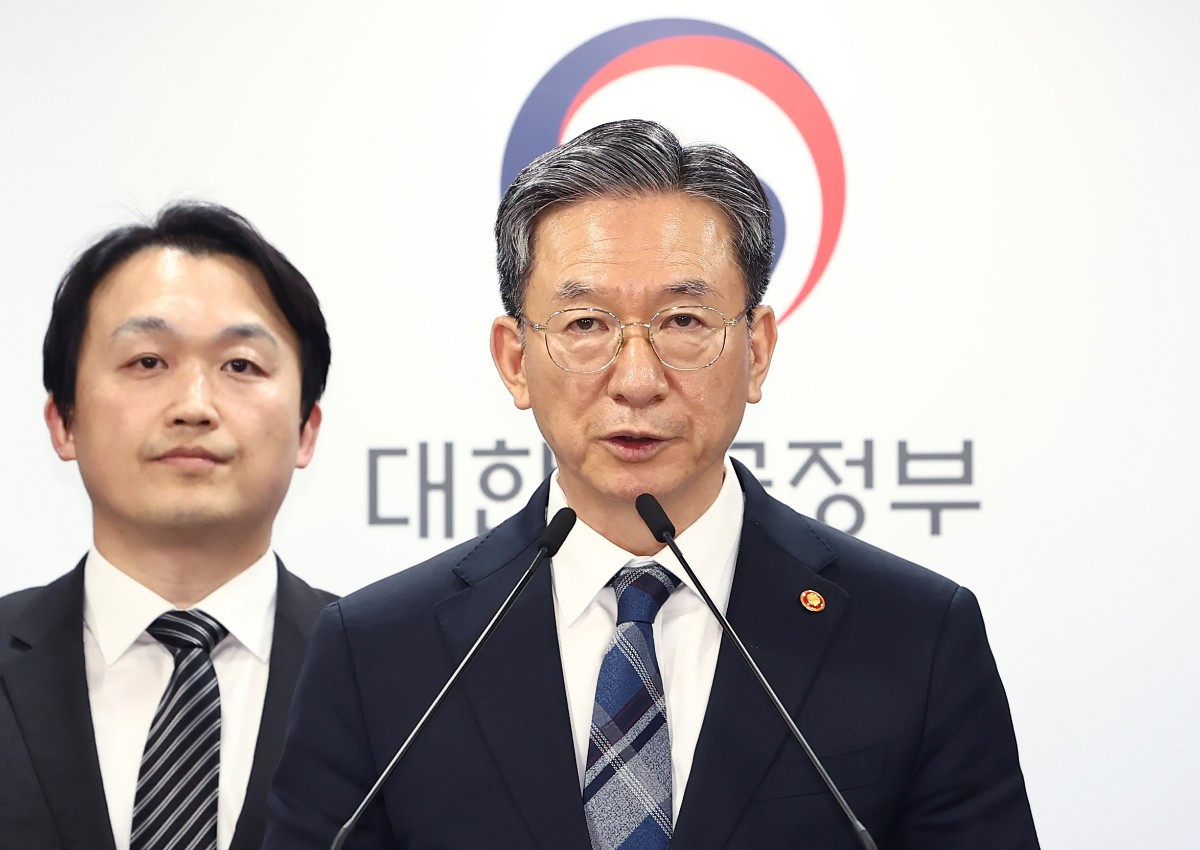 지난 2월 당시 정성호 법무부 장관이 서울 종로구 정부서울청사에서 정부가 미국계 사모펀드 엘리엇을 상대로 한 국제투자분쟁(ISDS) 사건 중재 판정의 영국 법원 취소소송에서 승소한 것과 관련한 브리핑을 하고 있는 모습. / 뉴스1