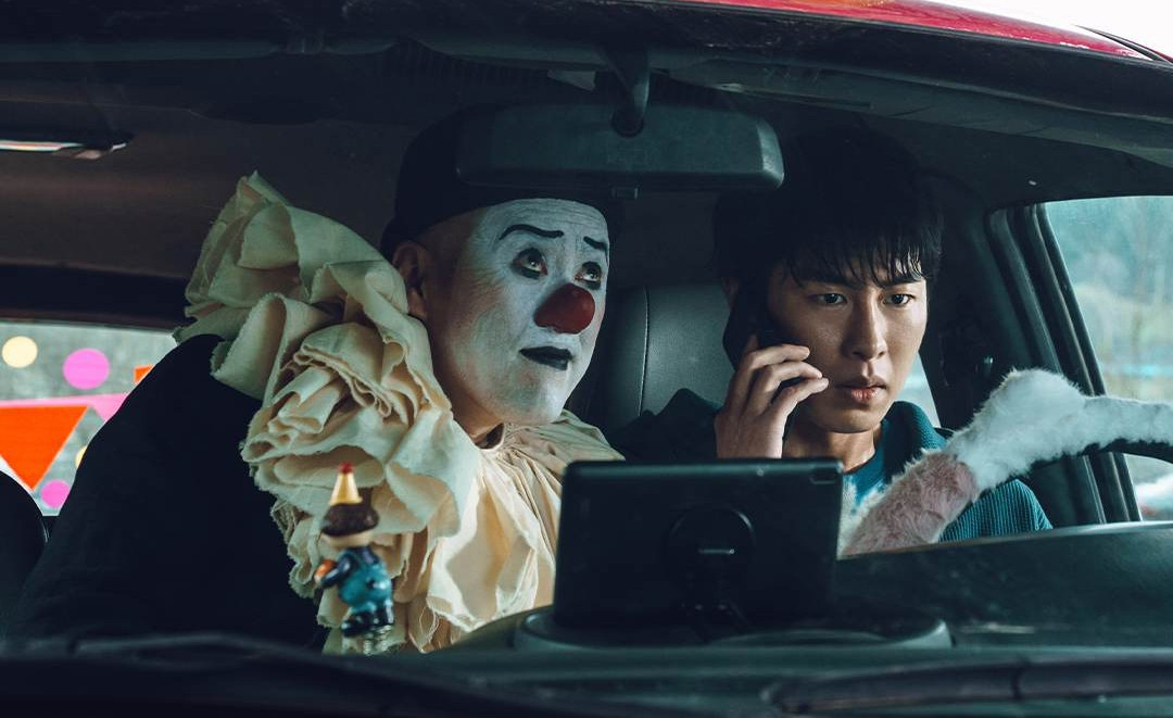 '꿀알바' 스틸컷. '꿀알바'는 시급 50배부터 시작하는 ‘꿀알바’만을 소개하는 이상한 인력사무소를 배경으로 청년 ‘혁준’이 악몽 같은 노동 현장에 투입되며 펼쳐지는 생계형 밥벌이 호러 시리즈다. / 넷플릭스