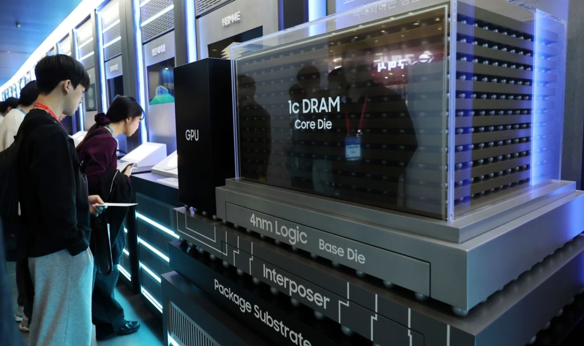 지난 14일 서울 강남구 코엑스에서 열린 ‘SEDEX 2026(제28회 반도체대전)’ 삼성전자 부스에서 관람객들이 7세대 고대역폭메모리(HBM)인 ‘HBM4E’ 구조 모형을 살펴보고 있다. / 뉴스1