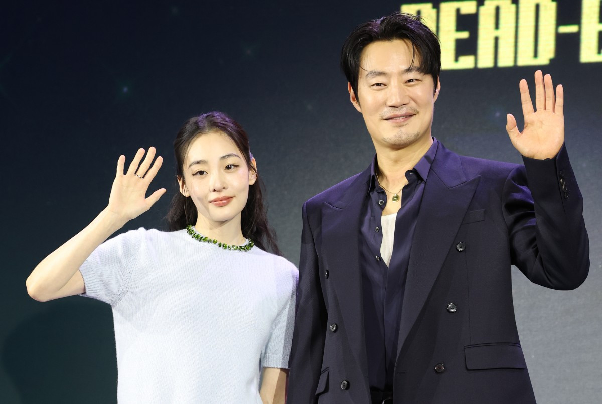 배우 김민하와 이희준(오른쪽)이 10월 28일 서울 영등포구 페어몬트 앰배서더 서울에서 열린 넷플릭스 시리즈 '꿀알바' 제작발표회에 참석해 포즈를 취하고 있다. / 뉴스1