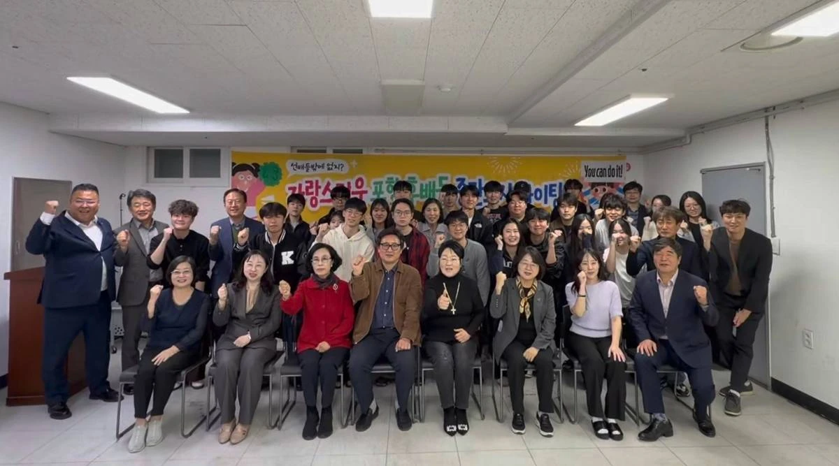 재경포항향우회(회장 박종호)가 지난 27일 서울 동대문구에 위치한 ‘재경포항학사’를 방문해 중간고사를 준비 중인 입사 대학생을 격려했다.