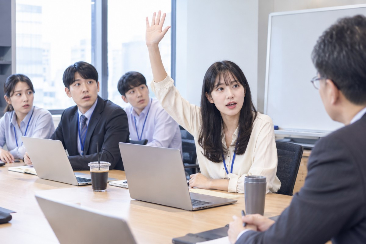 팀 회의 중에 현 신입사원이 손을 번쩍 들더니 남친과의 기념일 때문에 야근에서 빠지겠다고 말했다는 사연이 블라인드에 올라왔다. 글에 대한 이해를 돕기 위해 AI 툴로 만든 사진.