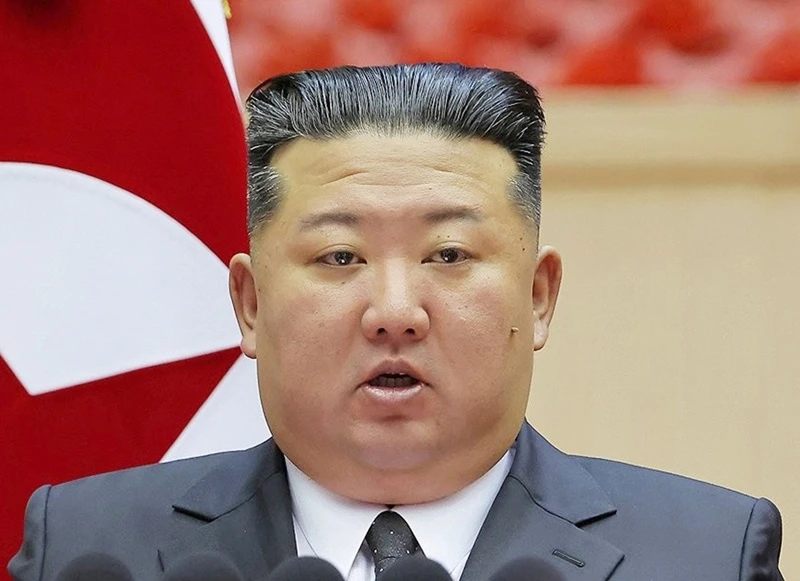 김정은 북한 국무위원장이 지난 22일과 23일 평양에서 조선인민군 제3차 중대장 대회를 주재하고 '새 시대 강군건설과 중대장들의 임무'에 대해 연설했다고 조선중앙통신이 24일 보도했다. 이런 가운데 김정은이 중국을 방문한 것으로 전해졌다. 이날 연합뉴스 보도 등에 따르면 통일부는 김정은이 신압록대교를 통해 중국 단둥에 도착했다고 전했다. 정부 소식통은 이날 연합뉴스에 '김정은이 신압록강대교를 통해 중국 랴오닝성 단둥에 도착했다'라고 밝혔다. / 조선중앙통신-연합뉴스