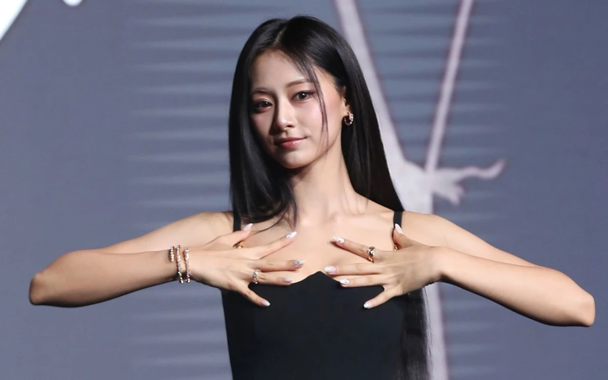 그룹 트와이스(TWICE)의 쯔위가 2024년 9월 5일 오후 서울 송파구 잠실 롯데호텔 월드에서 가진 솔로 데뷔앨범 'abouTZU' 발매 기념 기자간담회에 참석해 포즈를 취하고 있다. / 뉴스1