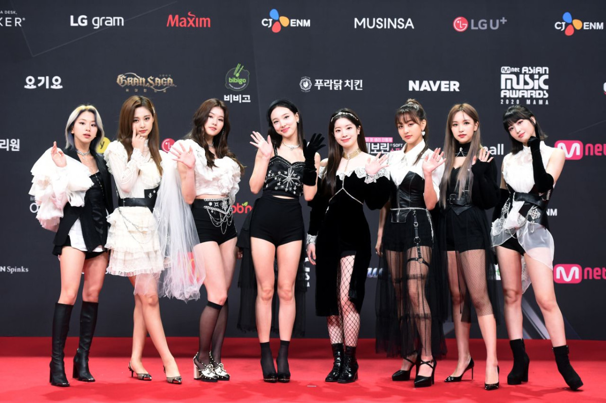 그룹 트와이스가 2020년 12월 6일 오후 경기 파주 콘텐츠월드에서 비대면으로 열린 2020 엠넷 아시안 뮤직 어워즈(MAMA)에서 포즈를 취하고 있다. (CJ ENM 제공) / 뉴스1