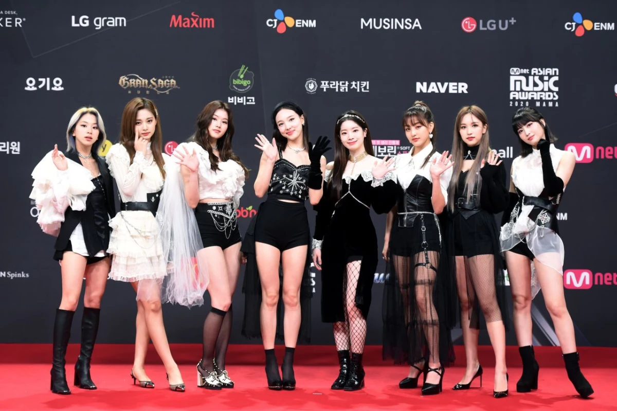 그룹 트와이스가 2020년 12월 6일 오후 경기 파주 콘텐츠월드에서 비대면으로 열린 2020 엠넷 아시안 뮤직 어워즈(MAMA)에서 포즈를 취하고 있다. (CJ ENM 제공) / 뉴스1