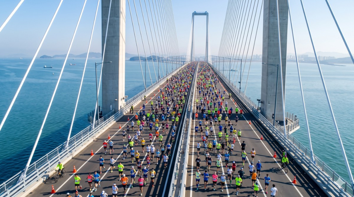 2026 인천마라톤 코스인 청라하늘대교 구간을 러너들이 달리는 가상 모습. 기사의 이해를 돕기 위한 AI 생성 이미지