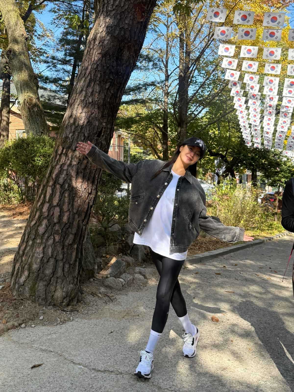 김희선이 자신의 SNS에서 모자를 쓰고 캐주얼한 차림으로 미소를 짓고 있는 사진을 공개했다. / 김희선 인스타그램
