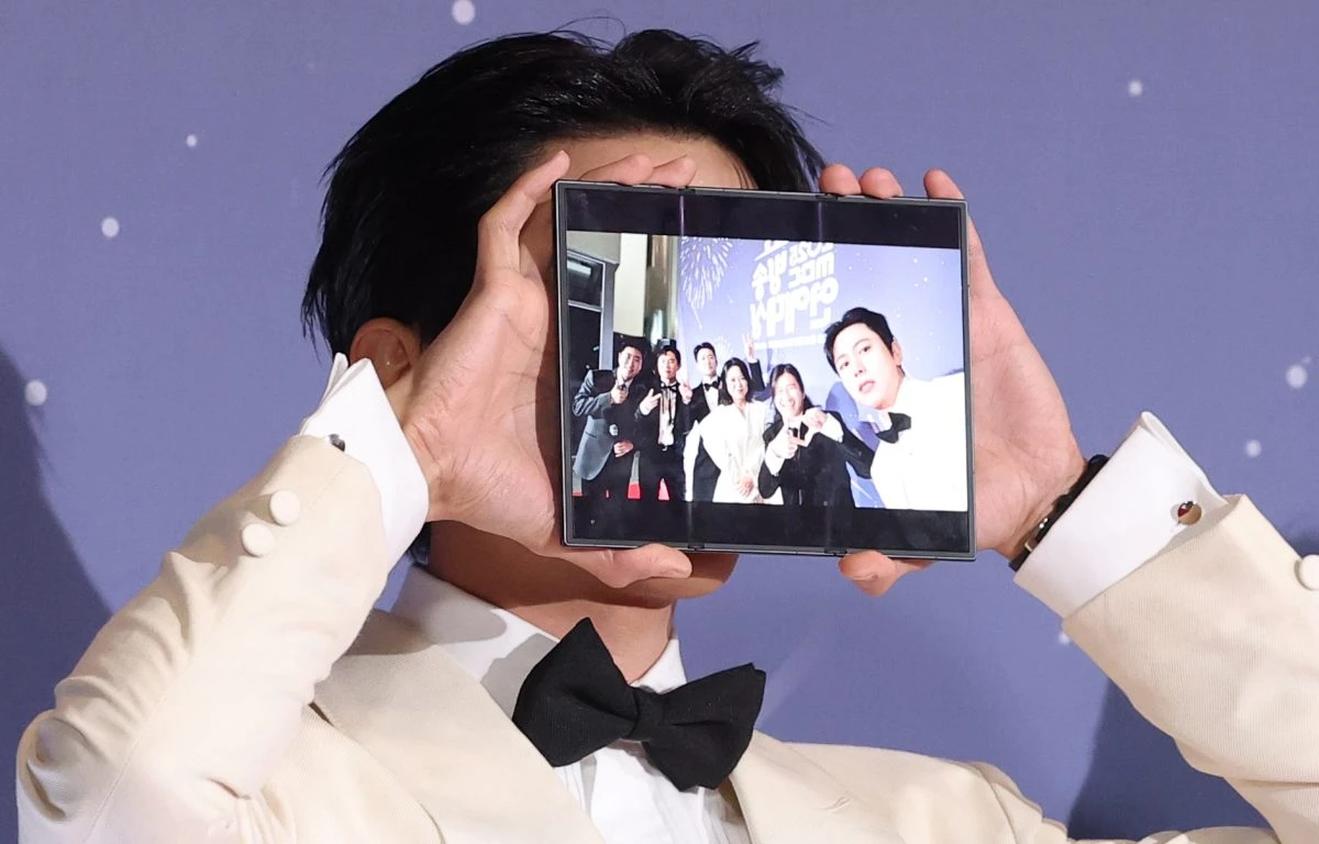 방송인 주우재가 삼성 트라이폴드 폰으로 '구해줘! 홈즈' 멤버들과 찍은 셀피를 공개하고 있다. / 뉴스1