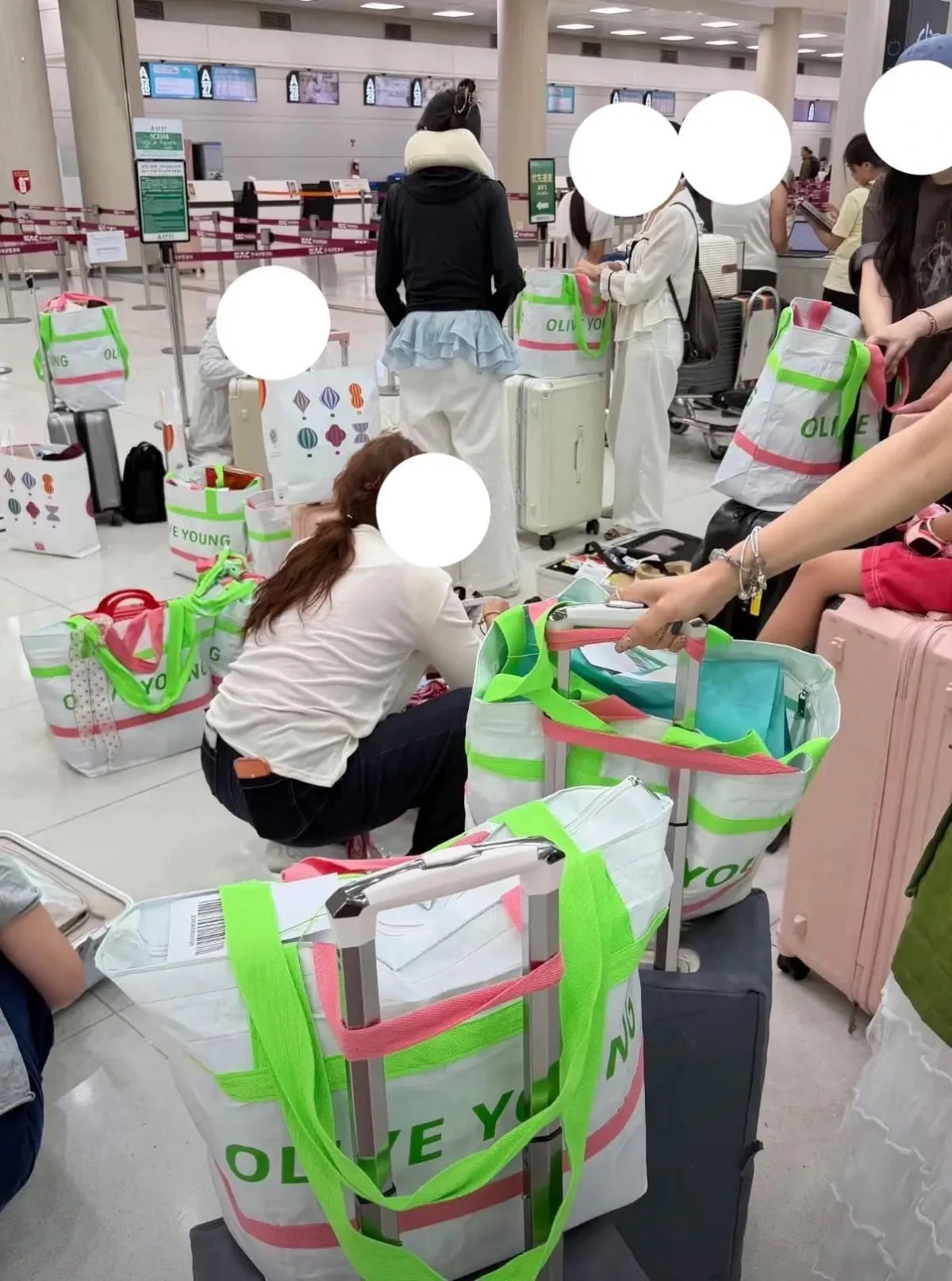 공항 탑승 수속 카운터 앞이 올리브영 로고가 새겨진 가방으로 가득 차 있다. 온라인 커뮤니티 더쿠에 올라온 사진. CJ올리브영의 지난 1분기 매출은 1조5372억원으로 1년 전보다 24.5% 늘었다. 1분기 순이익은 1300억원이었다. 2분기 매출은 1년 전보다 23% 늘었다. 2분기 순이익은 1352억원이었다.