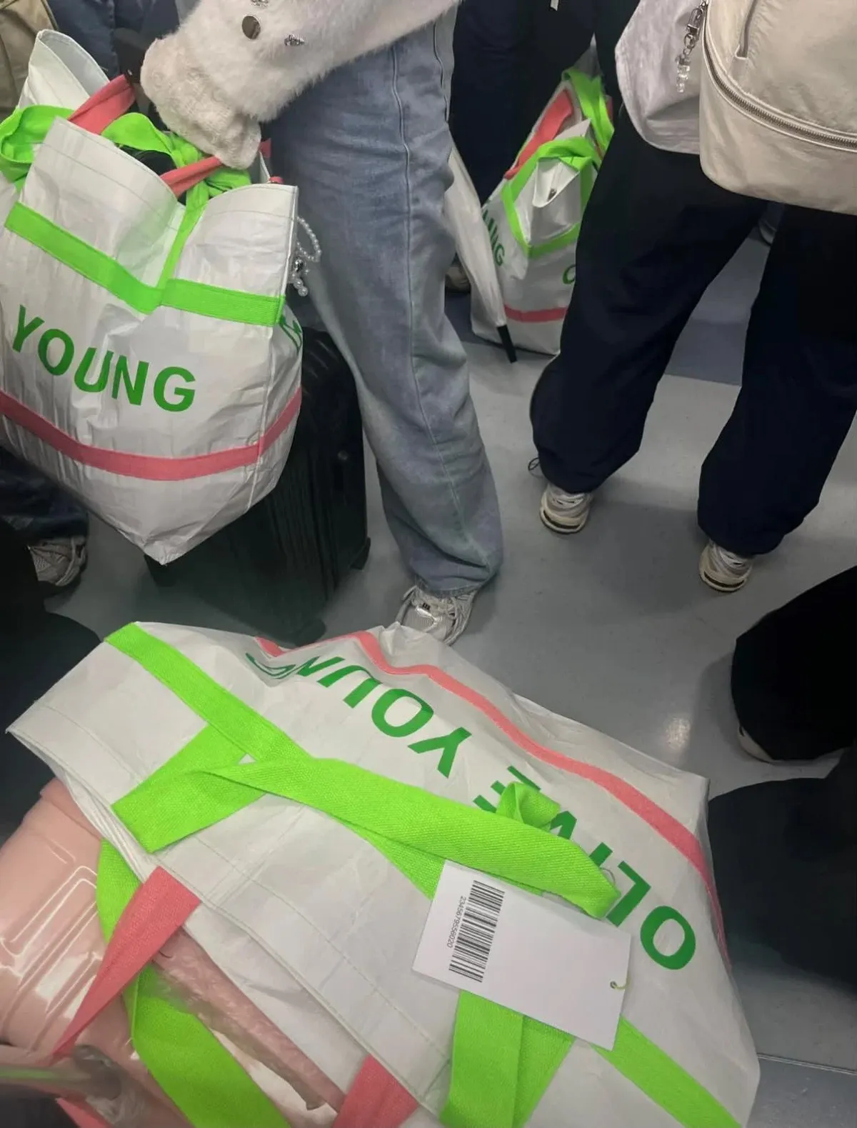 공항 탑승 수속 카운터 앞이 올리브영 로고가 새겨진 가방으로 가득 차 있다. 온라인 커뮤니티 더쿠에 올라온 사진.
