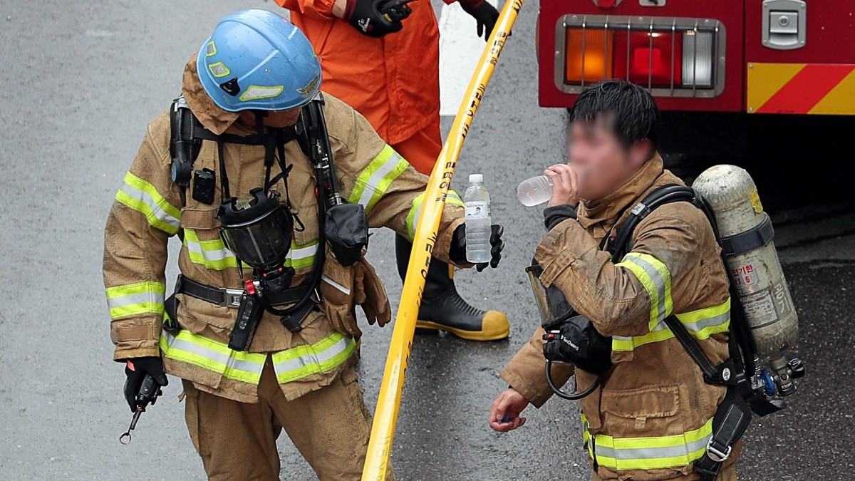 잠깐 휴식 중인 소방관들. 자료사진. / 뉴스1